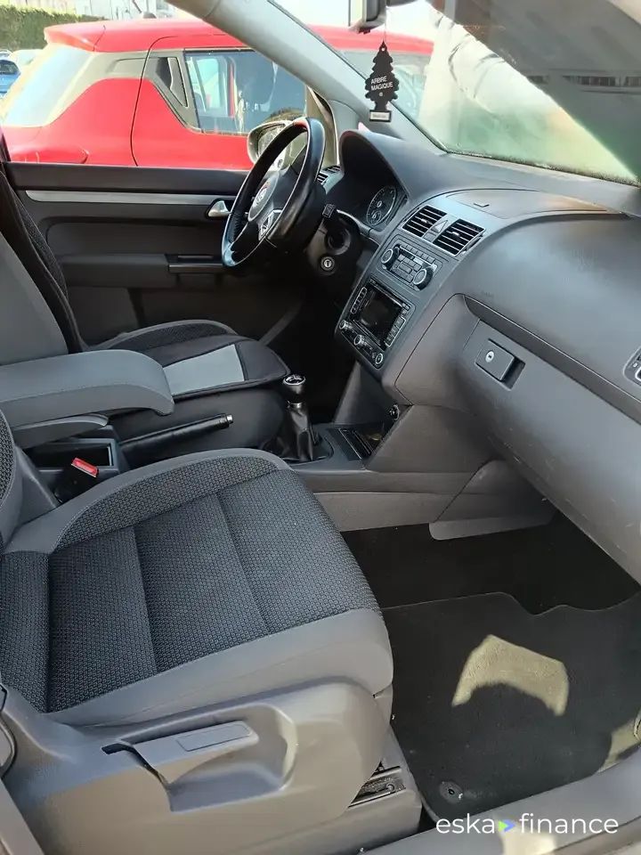Financování Hatchback Volkswagen Touran 2011
