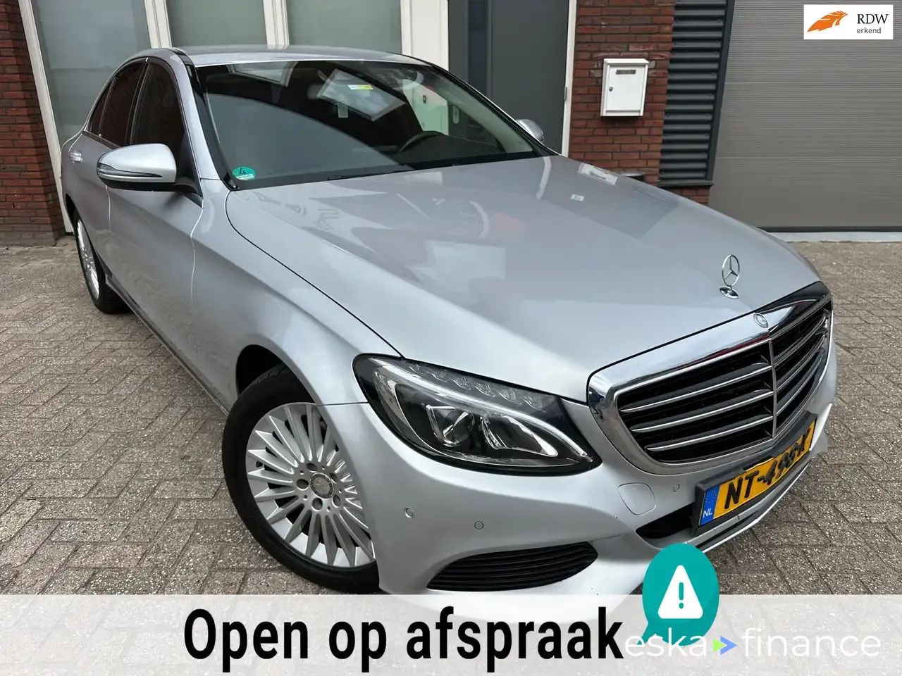 Lízing Sedan MERCEDES C 180 2015