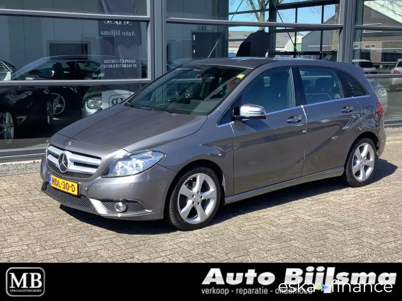 Lízing Hatchback MERCEDES B 180 2013