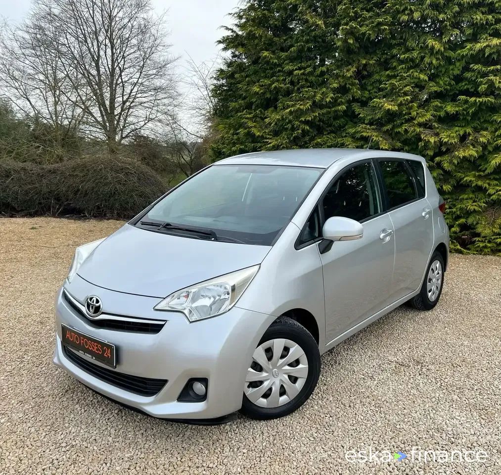 Leasing Hatchback Toyota Verso-S 2012
