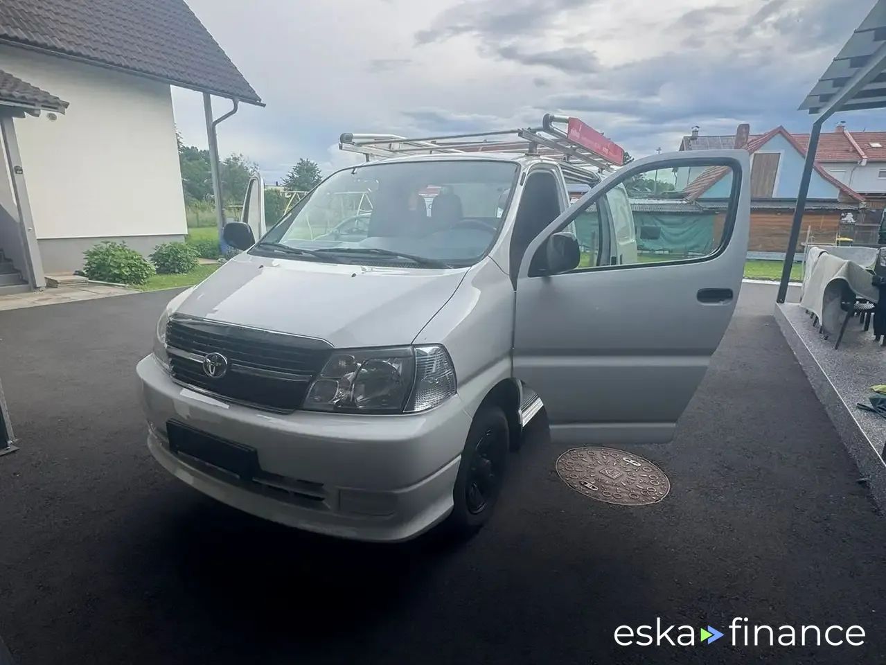 Leasing Hatchback Toyota Hiace 2010