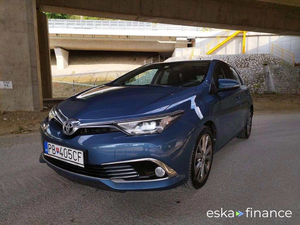 Lízing Hatchback Toyota Auris 2015