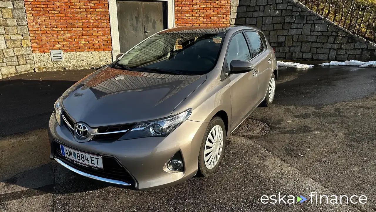 Lízing Sedan Toyota Auris 2013