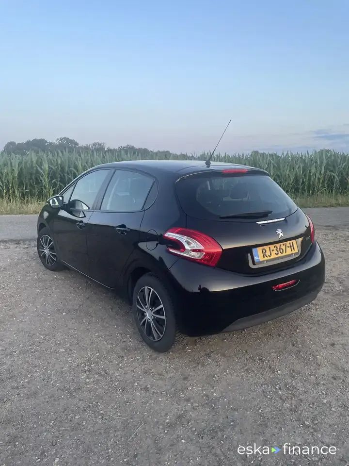 Lízing Sedan Peugeot 208 2015