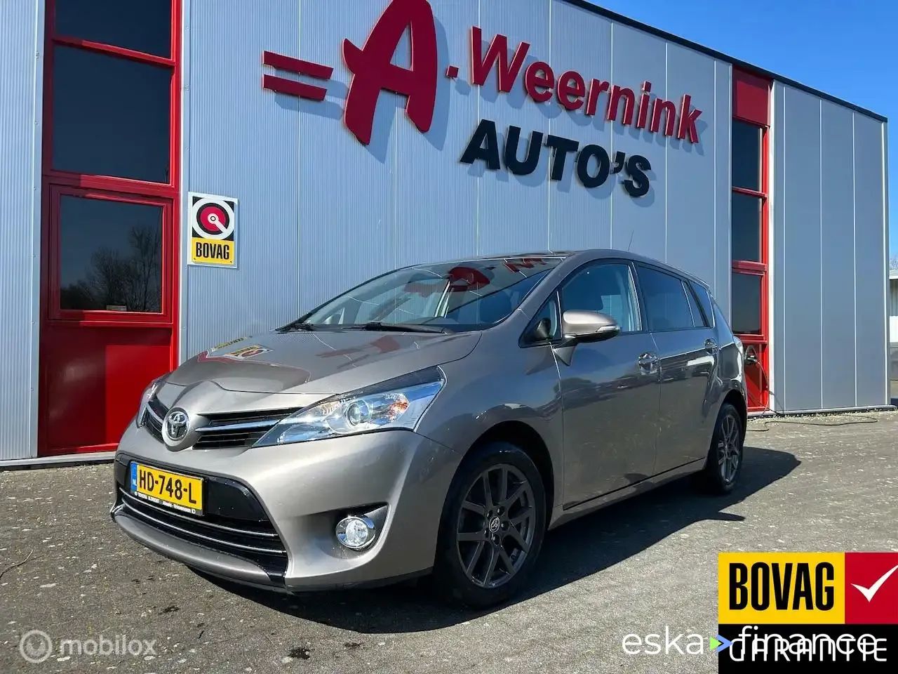 Lízing Hatchback Toyota Verso 2015