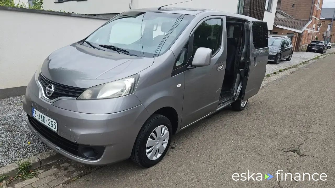 Lízing Hatchback Nissan NV200 2012