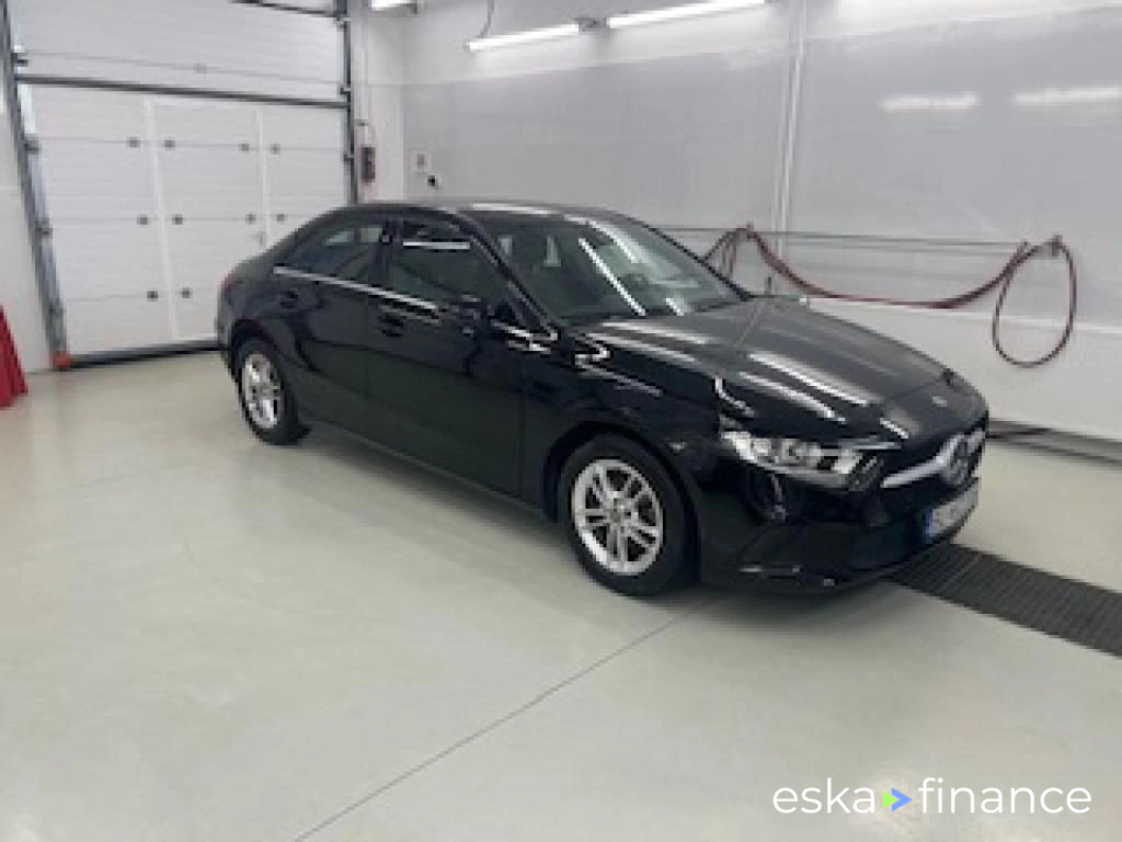 Lízing Sedan MERCEDES A TRIEDA 2019