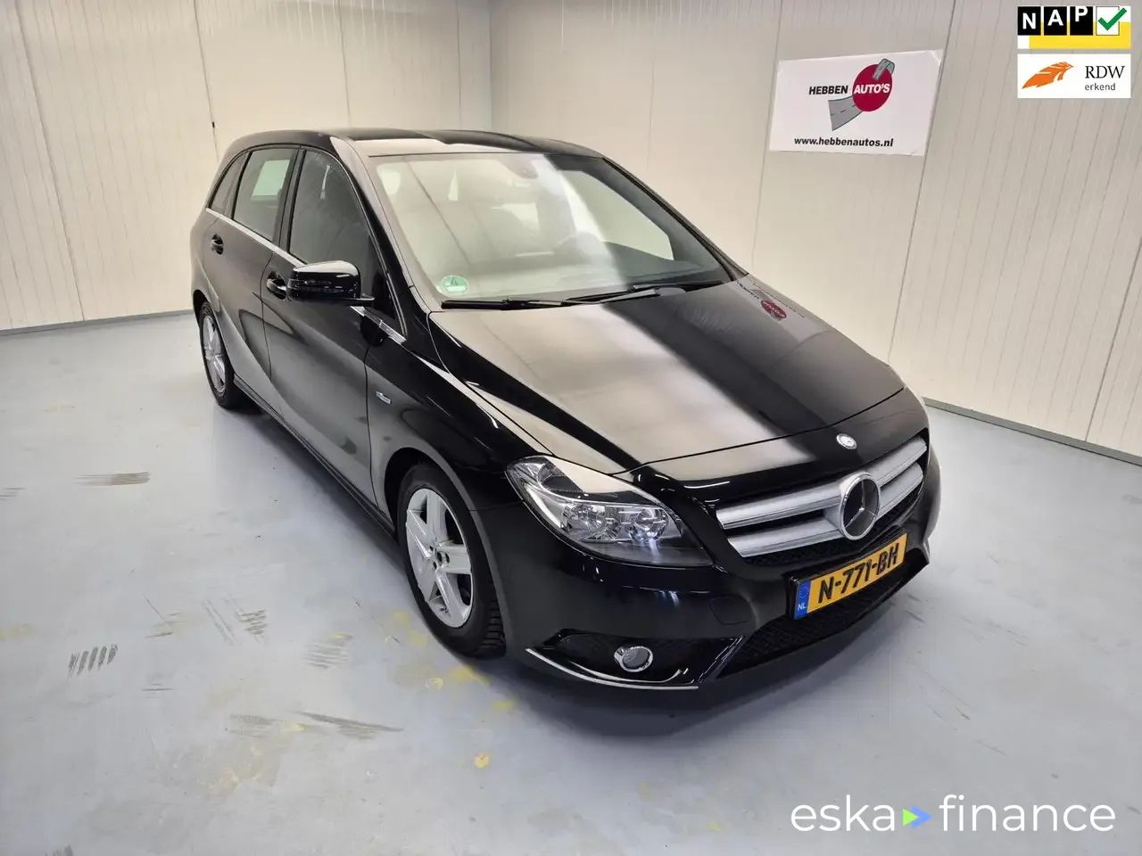 Financování Hatchback MERCEDES B 180 2012