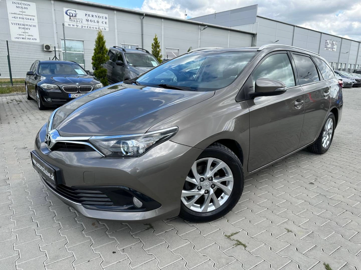 Hatchback Toyota Auris 2016