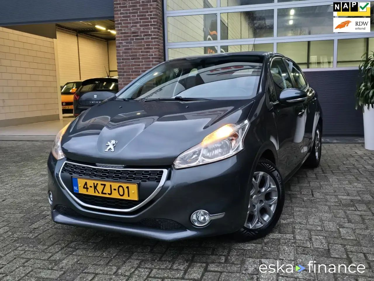 Lízing Hatchback Peugeot 208 2013