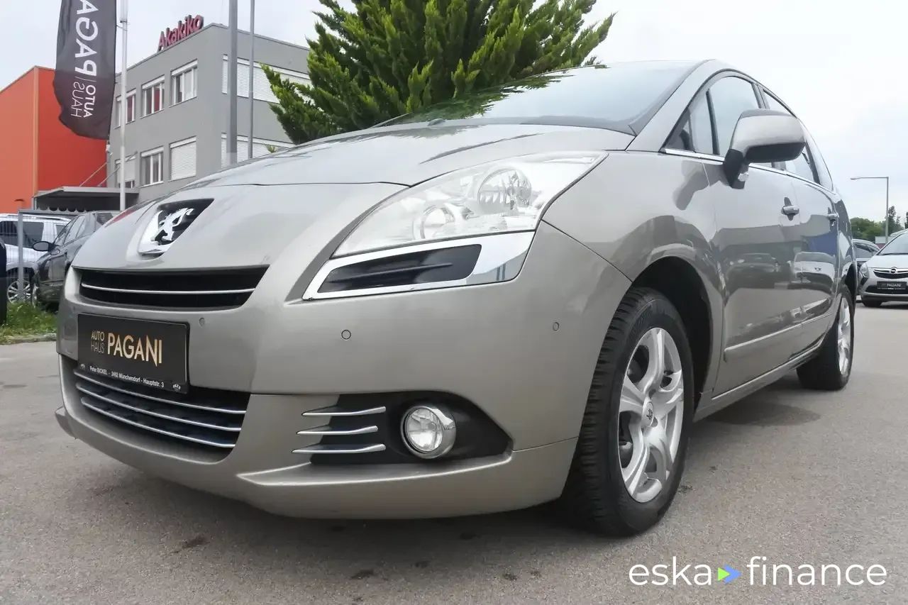 Lízing Hatchback Peugeot 5008 2013