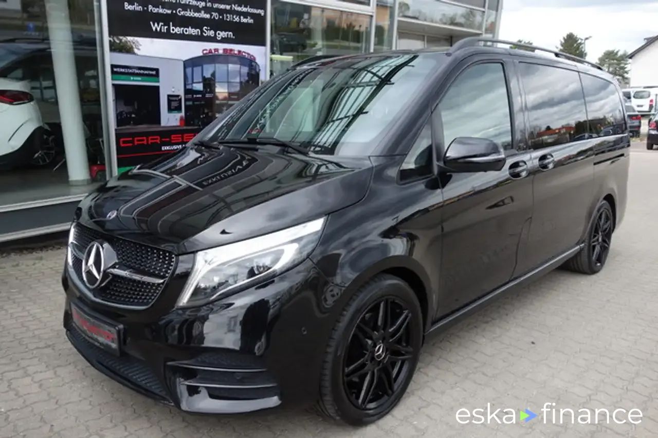 Financování Hatchback MERCEDES V 300 2021