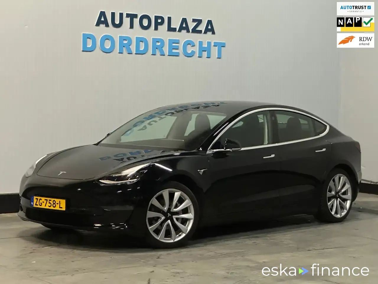 Financování Hatchback Tesla Model 3 2019