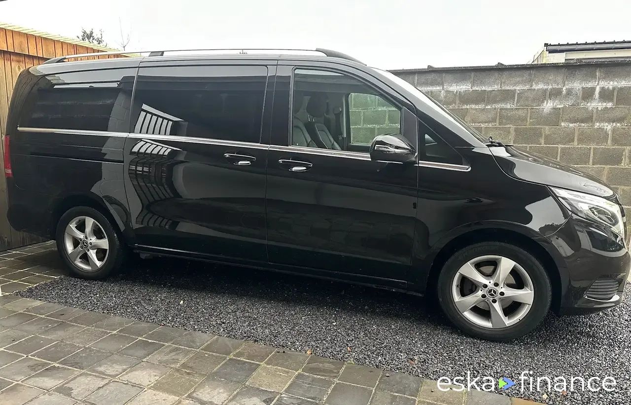 Lízing Hatchback MERCEDES V 220 2019