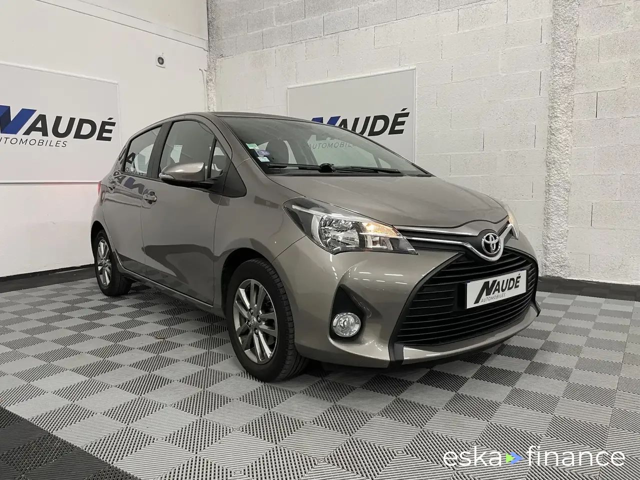 Lízing Sedan Toyota Yaris 2015