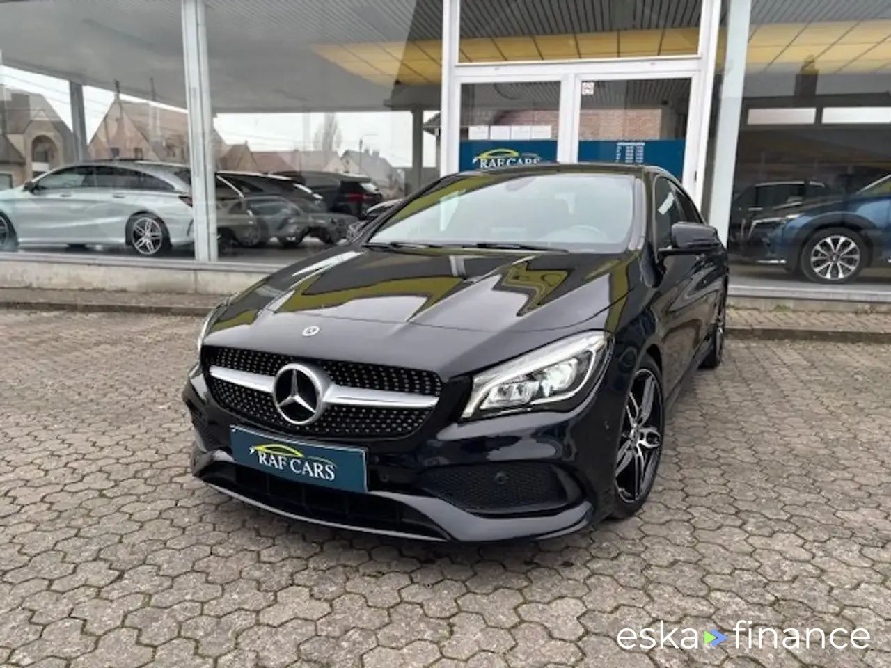 Lízing Sedan MERCEDES CLA 180 2019