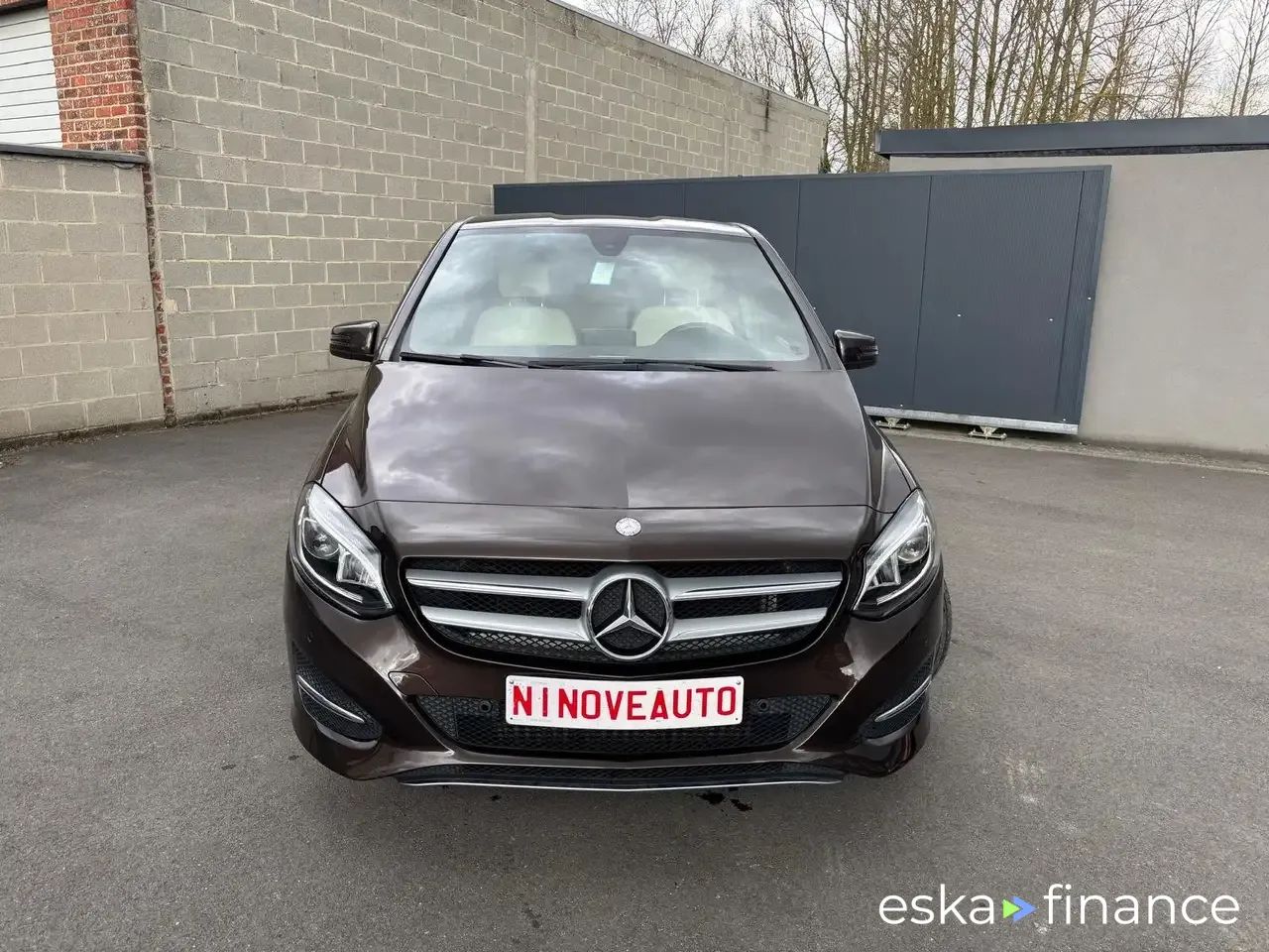 Lízing Hatchback MERCEDES B 180 2015