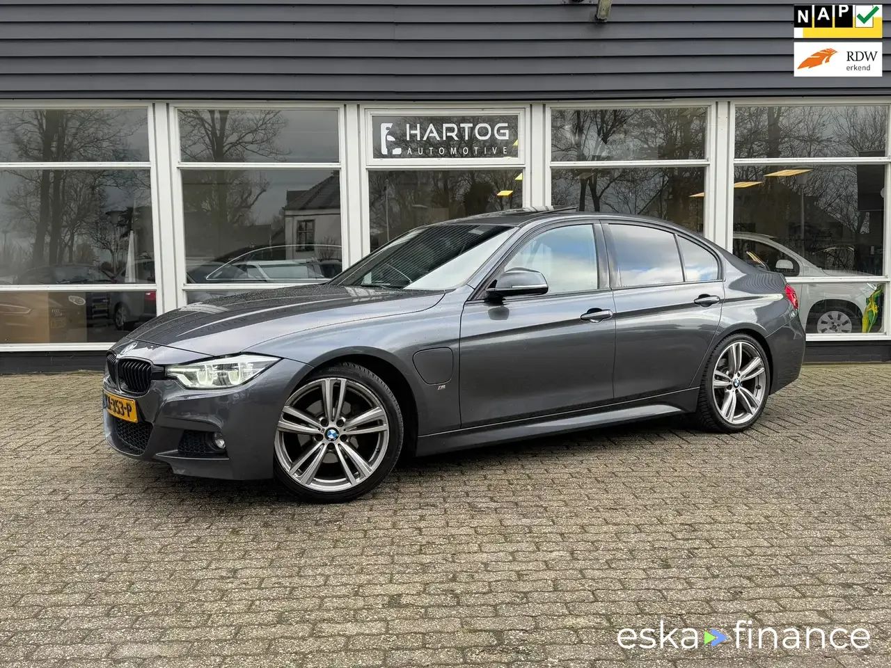Lízing Sedan BMW 330 2016