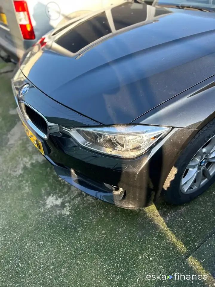 Lízing Sedan BMW 320 2013