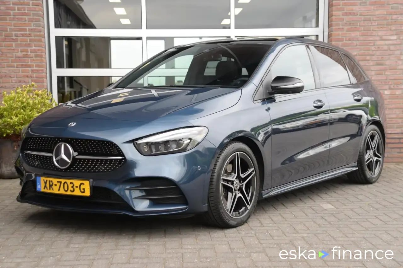 Lízing Hatchback MERCEDES B 180 2019