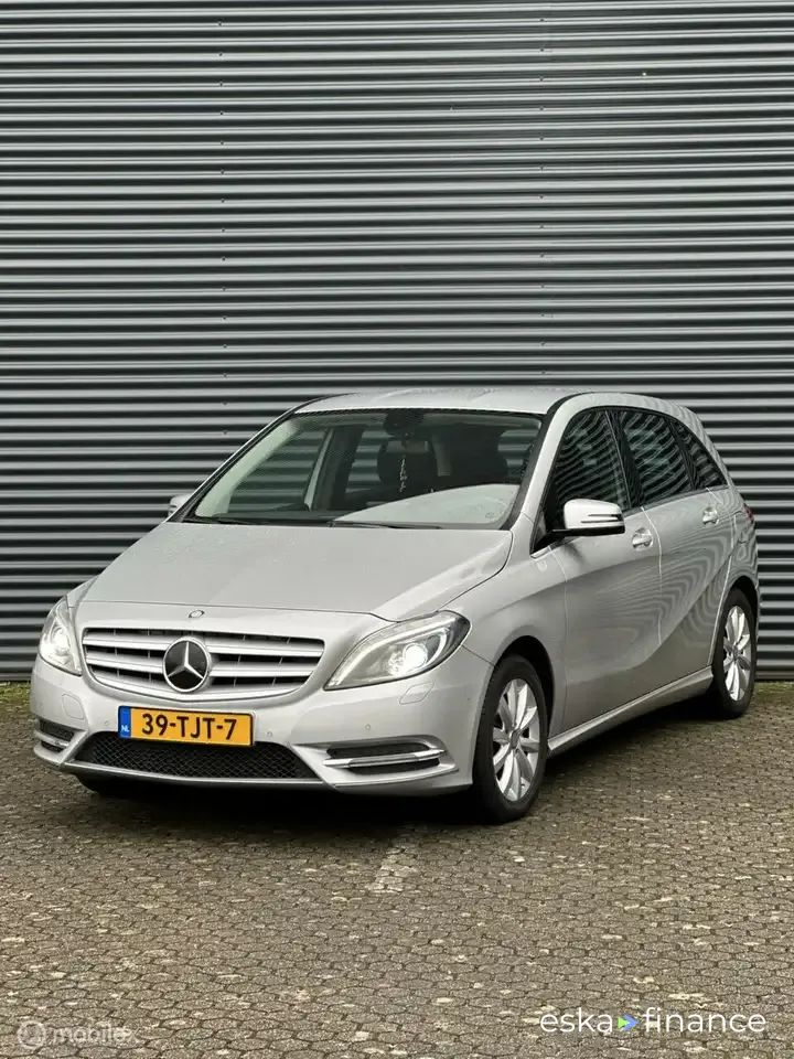 Lízing Hatchback MERCEDES B 180 2012