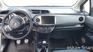 Lízing Hatchback Toyota Yaris 2011