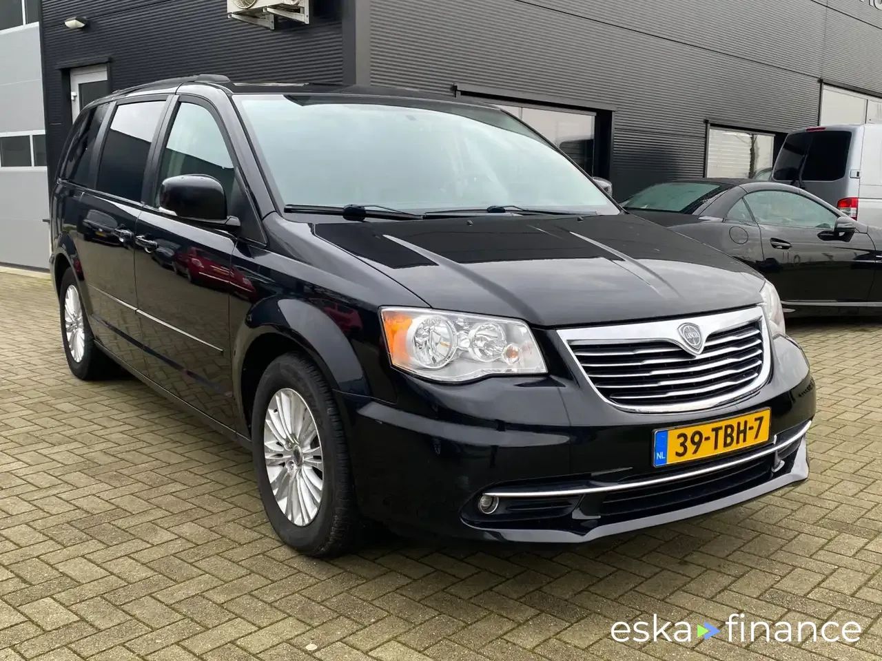 Leasing Hatchback Lancia Voyager 2012