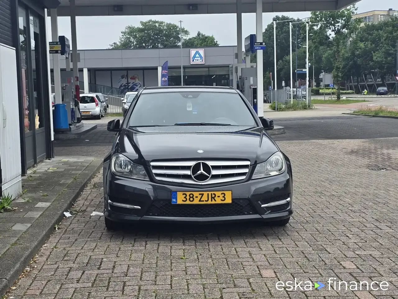 Lízing Sedan MERCEDES C 200 2011