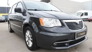 Lízing Hatchback Lancia Voyager 2012