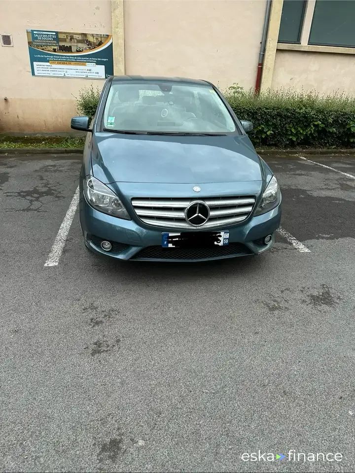 Leasing Le transport des passagers MERCEDES A 180 2013