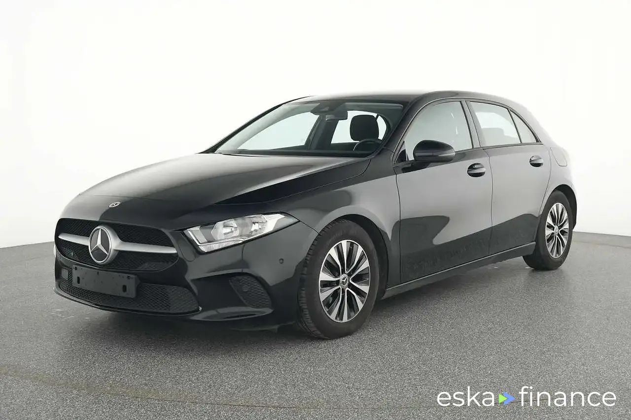 Lízing Hatchback MERCEDES A 200 2021