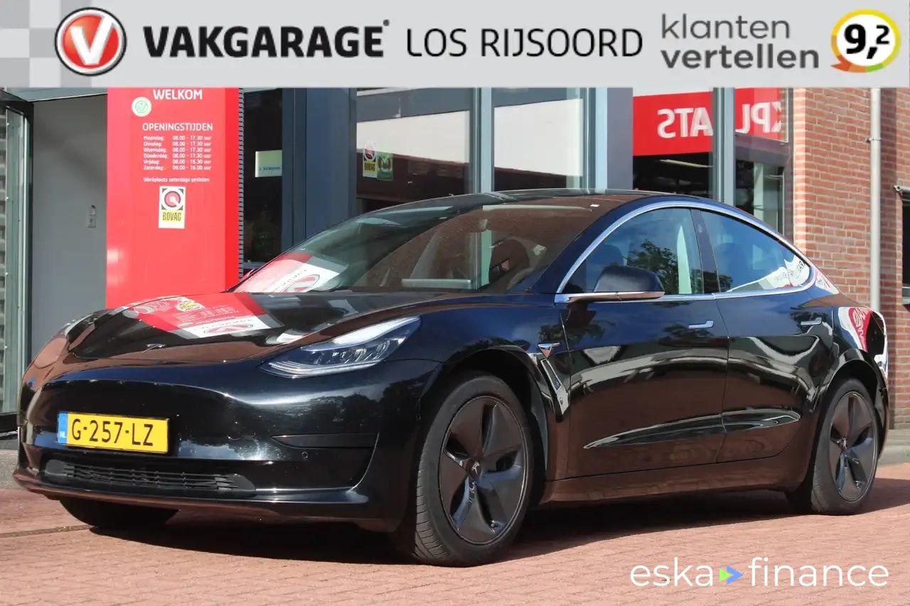 Sedan Tesla Model 3 2019