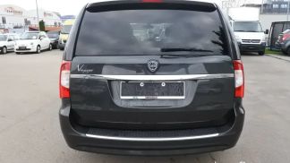 Lízing Hatchback Lancia Voyager 2012