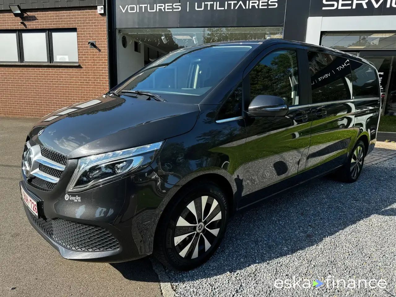 Lízing Hatchback MERCEDES V 220 2022