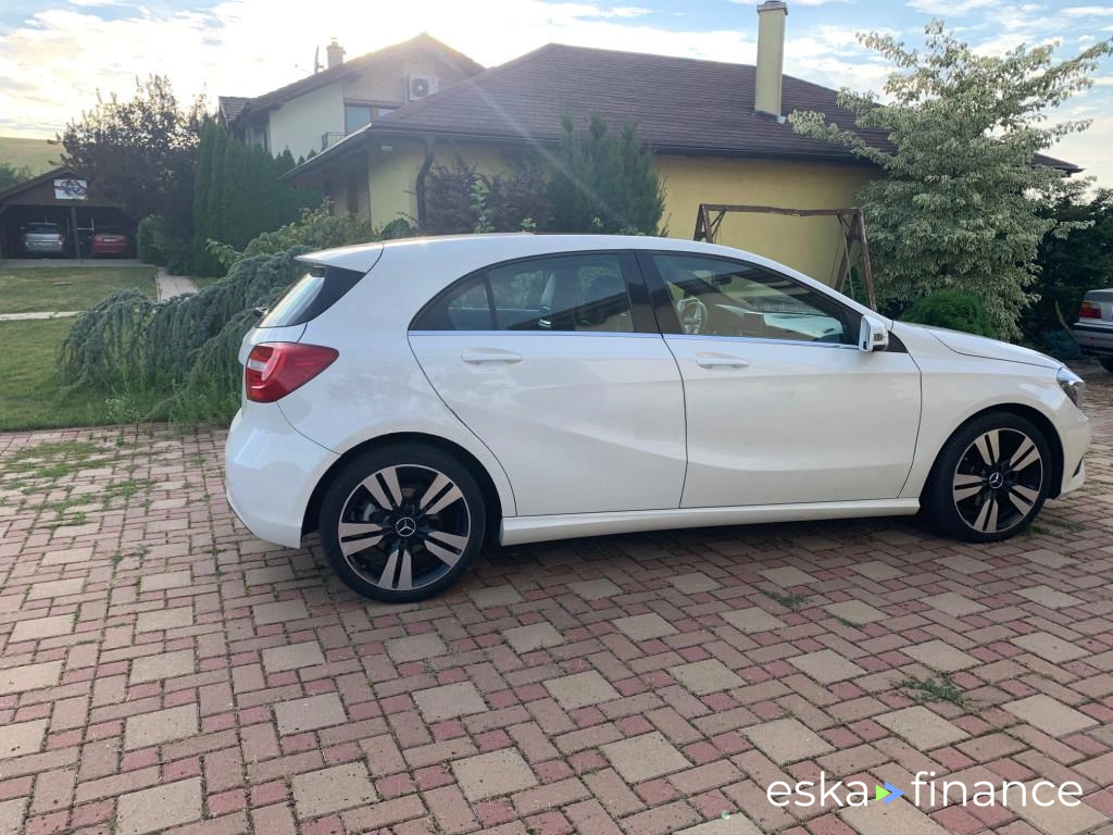 Lízing Hatchback MERCEDES A TRIEDA 2014