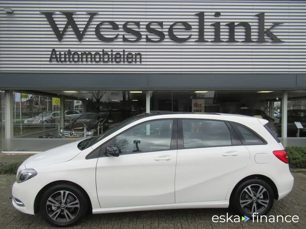 Lízing Hatchback MERCEDES B 180 2014