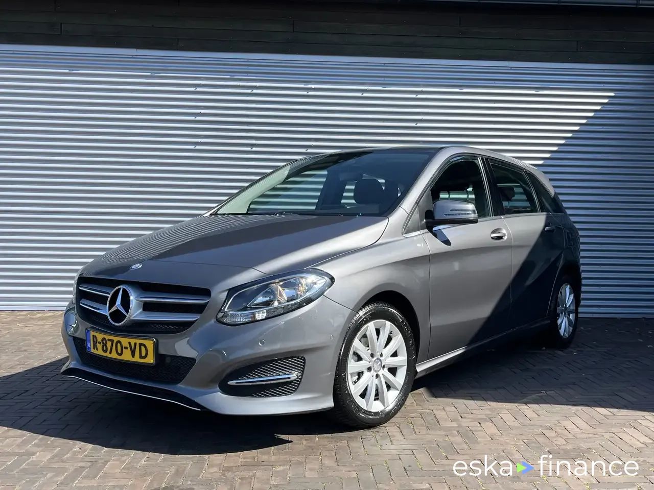 Lízing Hatchback MERCEDES B 180 2016
