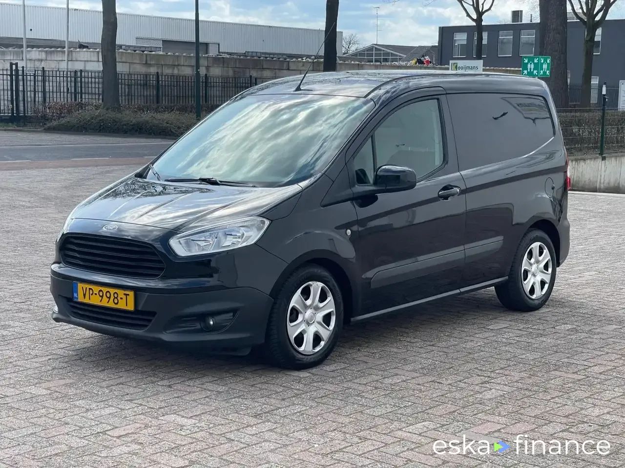 Lízing Sedan Ford Transit Courier 2015