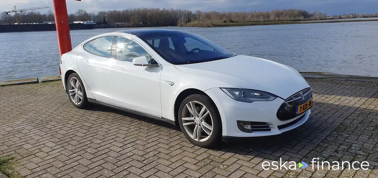 Lízing Sedan Tesla Model S 2014