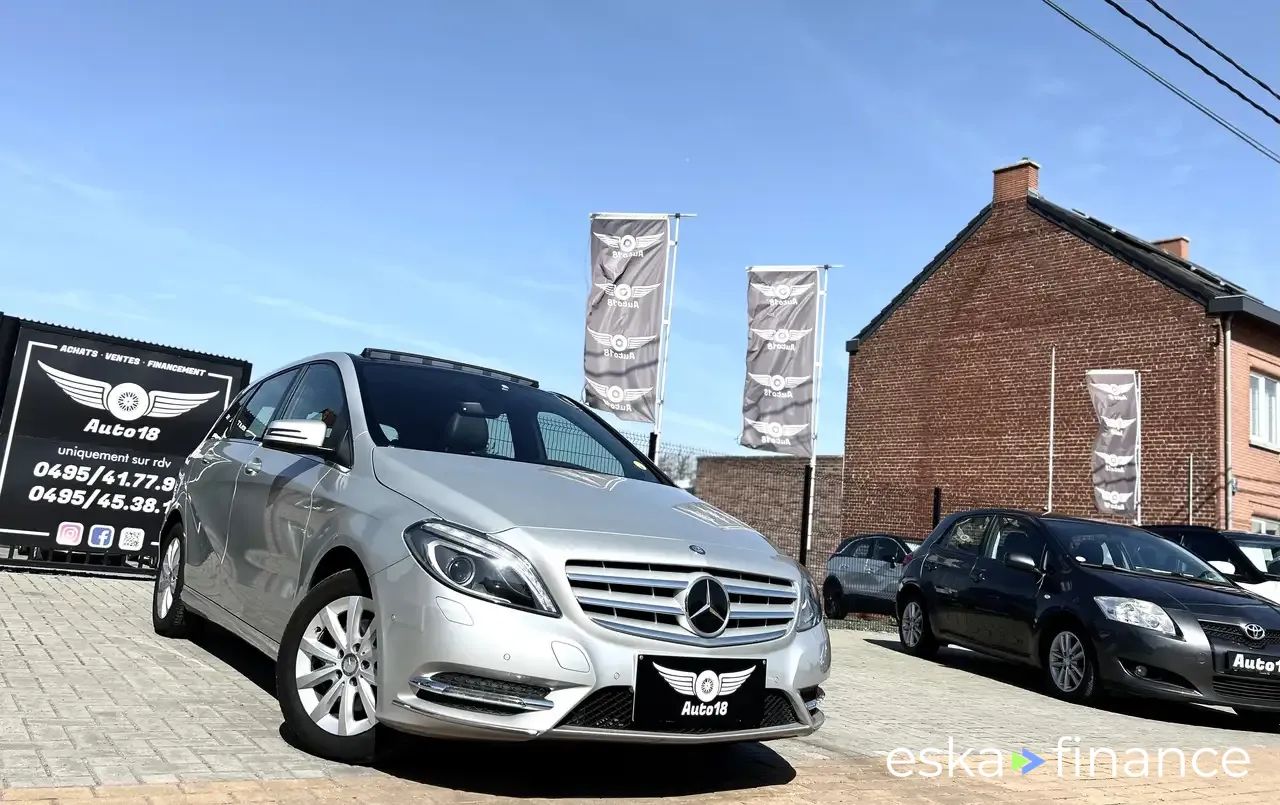 Financování Hatchback MERCEDES B 200 2015