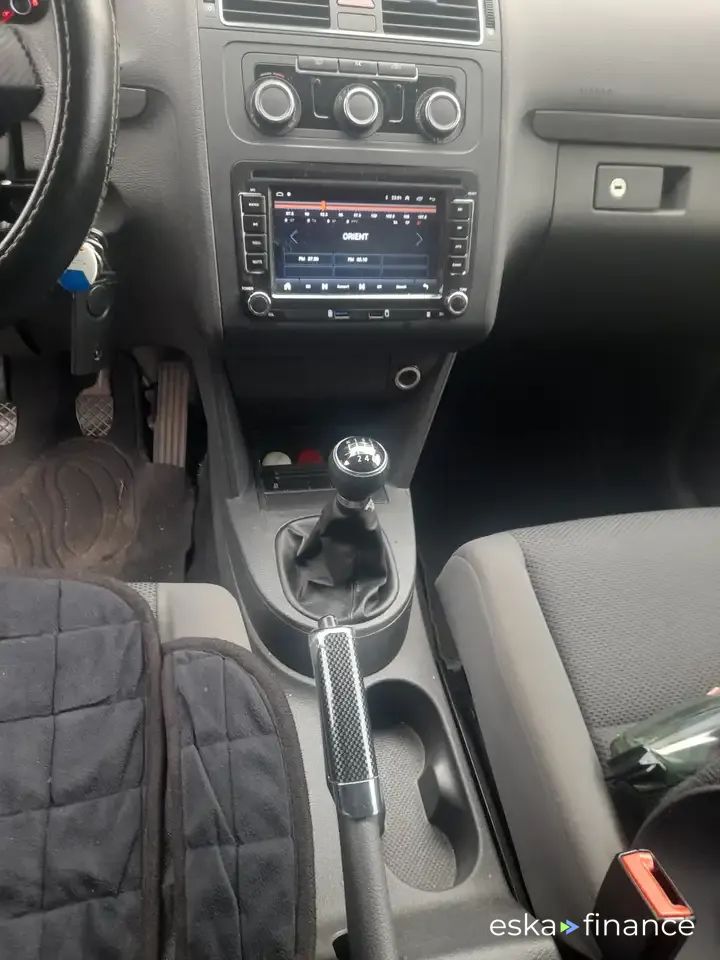 Financování Hatchback Volkswagen Touran 2012
