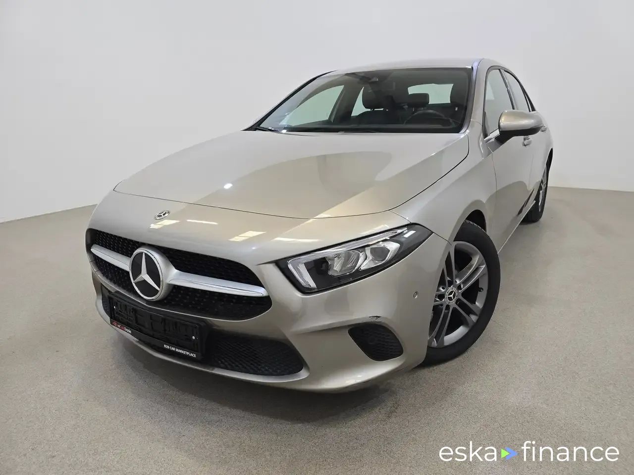 Lízing Sedan MERCEDES A 180 2020