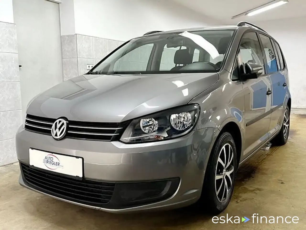 Passenger transport Volkswagen Touran 2011