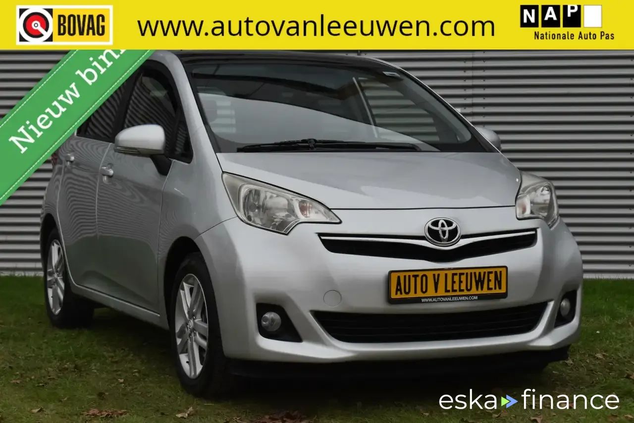 Leasing Hatchback Toyota Verso-S 2012